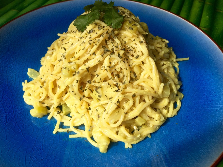 Espaguetis al curry casero ( con leche de coco y calabacín)