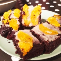 Brownie de frijoles negros y chocolate con crema dulce de  alubias blancas - legumbres y dulce, una mezcla ideal